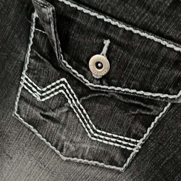 Mid-rise black washed denim capri w/ white bold stitching - Picture 3 of 4
